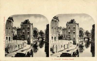 1619 Gezicht op de Oudegracht te Utrecht met op de achtergrond de Gaardbrug; links de ingang van de Donkere Gaard met ...
